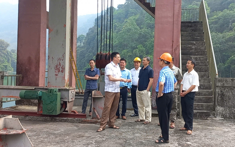 Ông Nguyễn Văn Hậu, Phó Giám đốc Sở Công Thương tỉnh Tuyên Quang (áo kẻ xanh) chỉ đạo kiểm tra tại Nhà máy thủy điện Thái An. Ảnh: TQ
