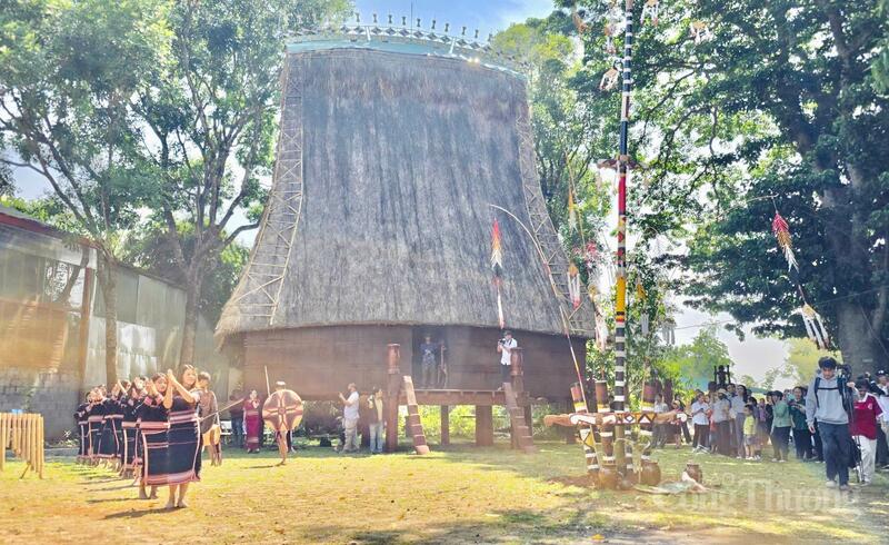 Trong đời sống tâm linh của người Jrai, nhà Rông được xem là linh hồn của làng, nơi hội tụ thần linh và che chở cho cộng đồng.