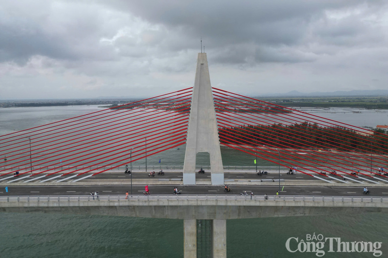 Cầu vượt cửa biển Thuận An có thiết kế dây văng ở giữa