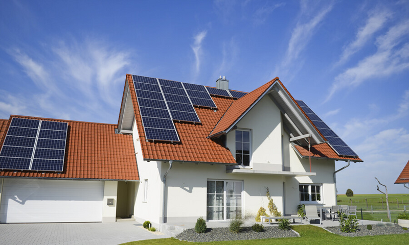 Không chỉ tiết kiệm chi phí, điện mặt trời mái nhà còn bổ sung nguồn điện tại chỗ, giảm áp lực lưới điện và nâng cao an ninh năng lượng. Ảnh minh họa