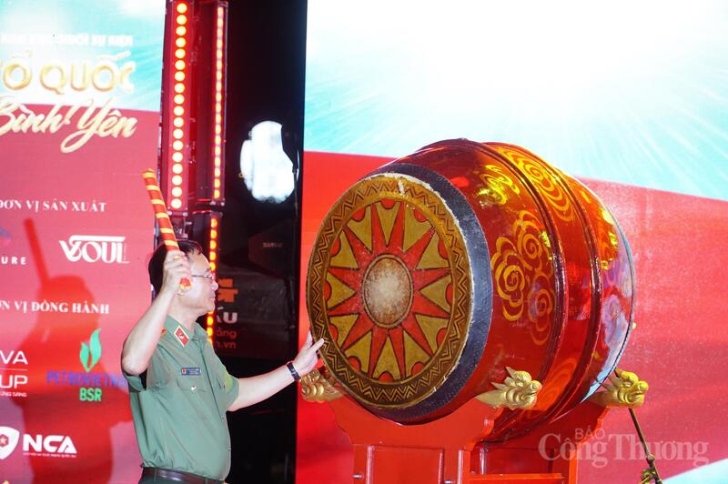 Thượng tướng Phạm Thế Tùng, Thứ trưởng Bộ Công an đánh trống khai mạc chuỗi hoạt động "Tổ quốc bình yên"