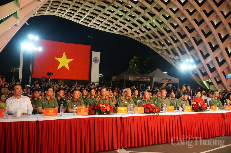 Các đại biểu và đông đảo bà con nhân dân, du khách tại TP. Đà Nẵng tham dự Lễ khai mạc chuỗi sự kiện "Tổ quốc bình yên"