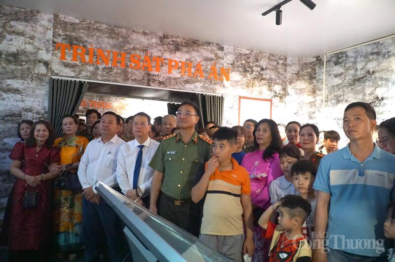 Lãnh đạo Bộ Công an và lãnh đạo TP. Đà Nẵng cùng bà con nhân dân, du khách tham quan khu trưng bày ngoài trời tái hiện lại Vụ án số 7 phố Ôn Như Hầu dưới dạng game phá án