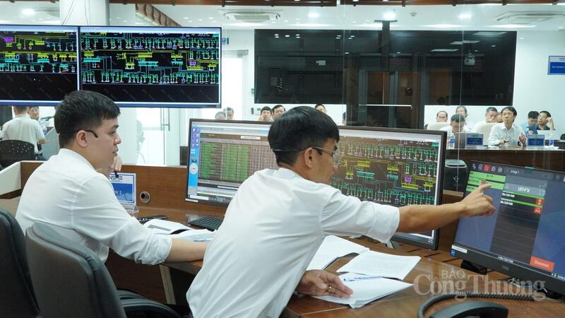 Các điều độ viên của NSMO tại Trung tâm Điều độ hệ thống điện miền Trung.