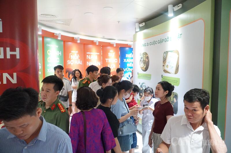 Đông đảo người dân, du khách tham quan Triển lãm "80 năm An ninh nhân dân - Lá chắn bình yên"