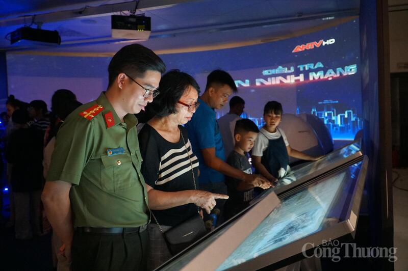 Người dân, du khách trải nghiệm các công nghệ số tại triển lãm