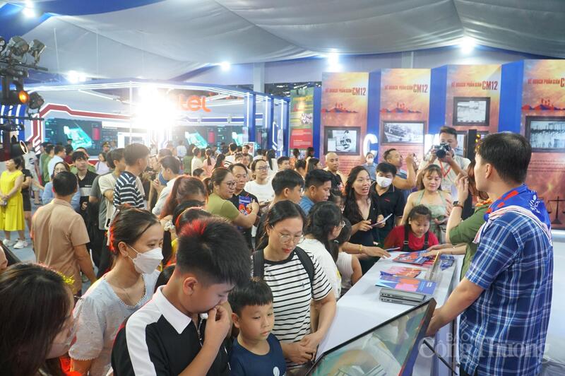 Người dân tham quan, trải nghiệm tại các trạm thông tin - trải nghiệm ngoài trời