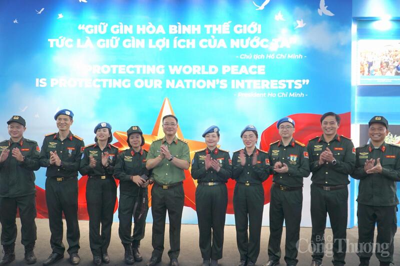 Lãnh đạo Bộ Công an tại gian hàng của lực lượng Gìn giữ hoà bình Liên hợp quốc