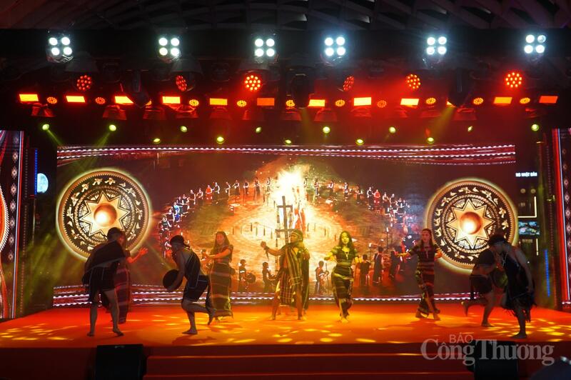 Chương trình quy tụ các loại hình nghệ thuật truyền thống đặc sắc từ Bắc - Trung - Nam, từ cồng chiêng Tây Nguyên, hát văn, bài chòi đến đờn ca tài tử, mang đến một không gian văn hóa đậm đà bản sắc dân tộc.