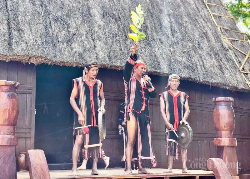 Từ việc mời các Yang về chứng giám, đến nghi thức rẩy nước cầu bình an cho nhà rông và buôn làng, tất cả đều được thực hiện trong sự trang nghiêm, thành kính.