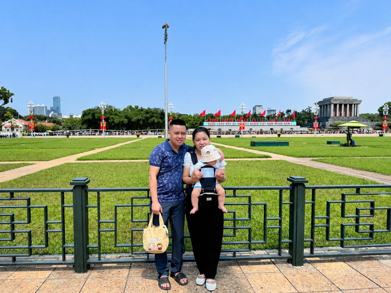 Chia sẻ với phóng viên Báo Công Thương, anh Mai Thanh Đoàn (phường Từ Liêm, Hà Nội) cho biết: “Năm nay, gia đình tôi lựa chọn ở lại Hà Nội, cả nhà thống nhất sẽ đi những địa điểm du lịch gắn với lịch sử đất nước. Ngày đầu tiên của kỳ nghỉ lễ, gia đình chọn đi Lăng Bác. Những ngày tiếp theo, gia đình dự định ghé thăm các địa điểm khác để hiểu thêm về lịch sử, qua đó thêm trân trọng những giá trị của hòa bình hôm nay”. Ảnh: Nhật Chi