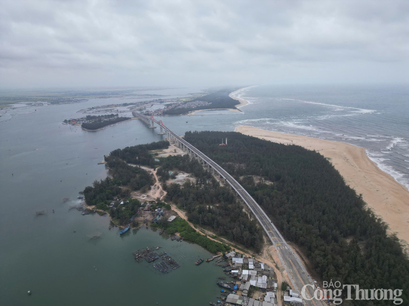 Cầu vượt cửa biển Thuận An là một trong những cây cầu vượt cửa biển dài nhất miền Trung