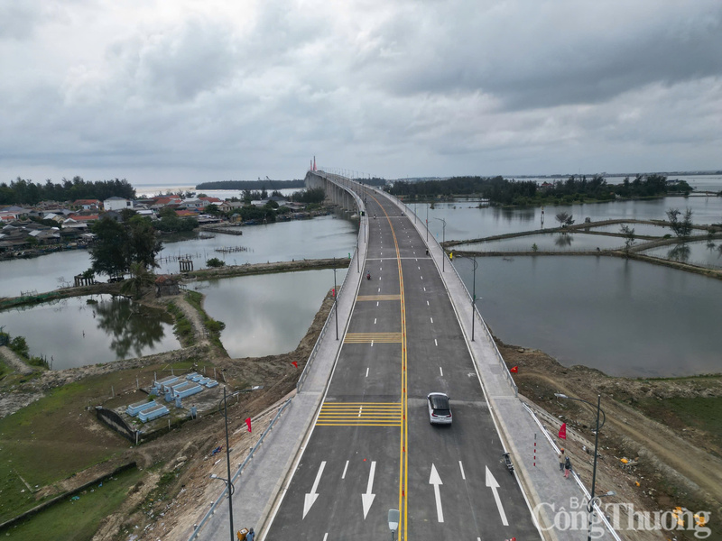 Mặt cầu đã hoàn thiện thảm bê tông nhựa và hệ thống phân làn