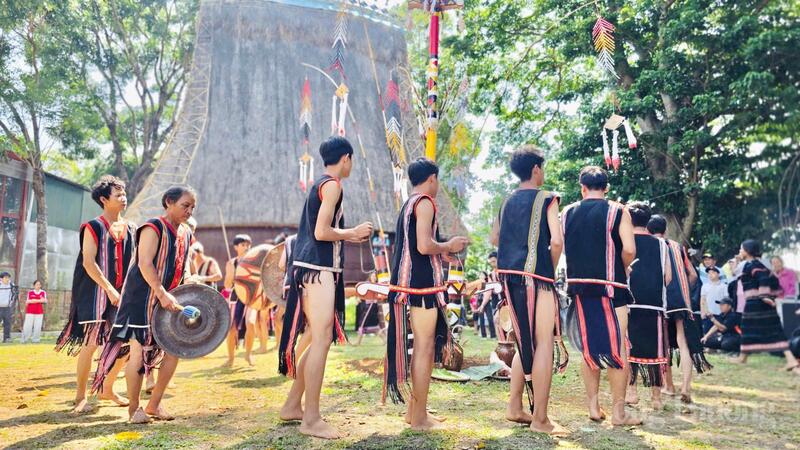 Đặc sắc lễ mừng nhà rông mới của người Jrai  - 9