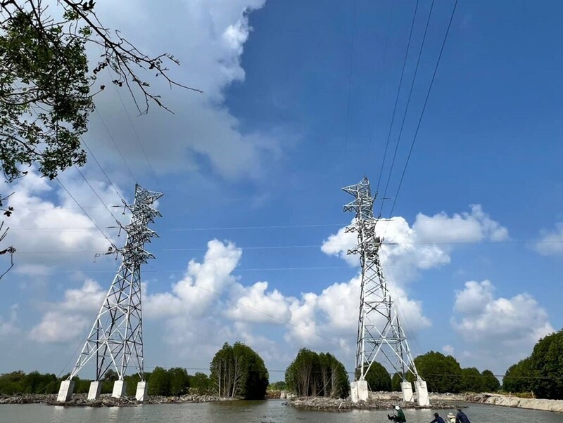 Giai đoạn 1 - Dự án Xuất tuyến 4 mạch đường dây 110kV Trạm 220kV Năm Căn (tỉnh Cà Mau) đóng điện thành công vào 27/4.