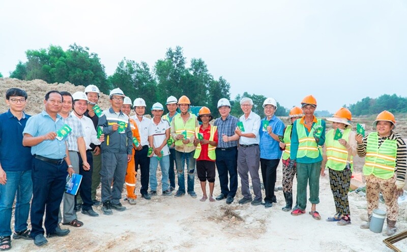 Chủ tịch HĐTV EVNSPC Lê Văn Trang thăm hỏi, động viên các đơn vị thi công xuyên lễ 30/4-1/5 trên công trình tại tỉnh Tây Ninh.
