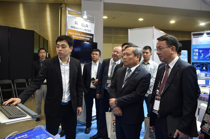 Chủ tịch UBND TP. Hà Nội Vũ Đại Thắng tham quan khu vực trưng bày của các doanh nghiệp chuyển đổi số và công nghệ Việt Nam tại Triển lãm công nghệ cao SusHi Tech Tokyo 2026. Ảnh: Nguyễn Tuyến