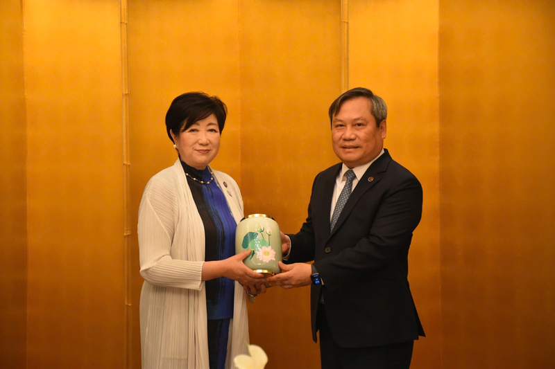 Chủ tịch UBND TP. Hà Nội Vũ Đại Thắng trao quà lưu niệm tặng Thống đốc Tokyo, bà Koike Yuriko. Ảnh: Nguyễn Tuyến