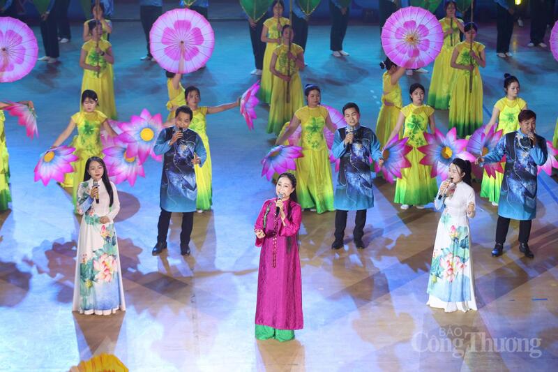 Chương trình đồng diễn nghệ thuật TDTT với chủ đề "Hà Tĩnh hội nhập và phát triển trong kỷ nguyên mới” do NSND Hồng Lựu , nghệ sỹ thổi sáo Lê Thanh Xuân, nghệ sĩ đàn tranh Chu Thủy Anh cùng các em học sinh Trường THPT Phan Đình Phùng, các vận động viên xiếc của Liên đoàn Xiếc Việt Nam, diễn viên Học viện Múa Việt Nam, CLB Karate Võ đường Hùng Quân Hà Tĩnh biểu diễn.