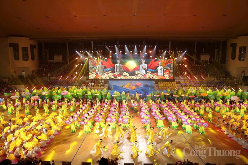 Chương trình gồm 2 phần: phần lễ và phần đồng diễn nghệ thuật TDTT với sự tham gia của khoảng 2.500 người.