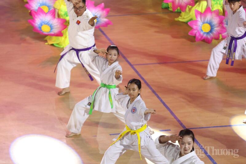 Các màn biểu diễn phác họa lên mảnh đất Hà Tĩnh đầy nắng gió đã chắt chiu tinh hoa của trời đất, kết tụ khí thiêng non nước, hun đúc nên cốt cách con người bền gan vững chí, sâu nặng nghĩa tình.