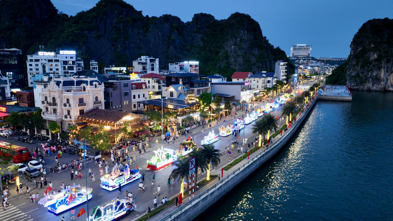 Hoạt động diễu hành đường phố Carnaval Hạ Long 2026 trên tuyến đường Trần Quốc Nghiễn kéo dài khoảng 1km tới Quảng trường 30/10. Ảnh: QN