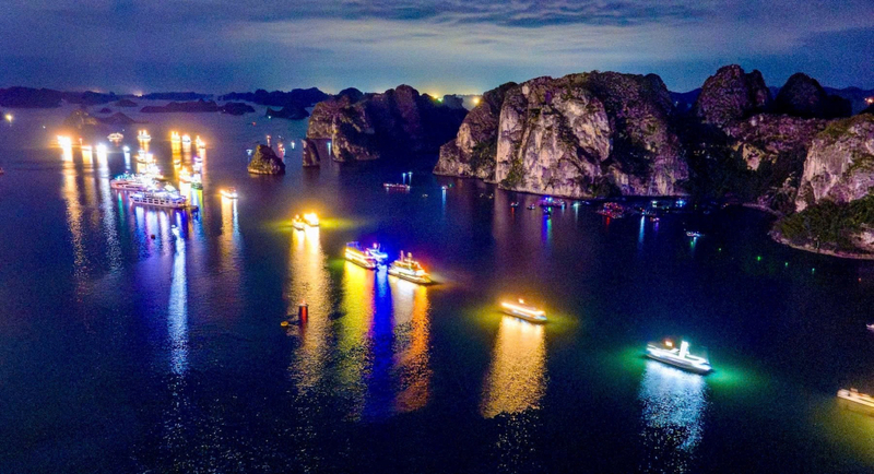Hàng trăm tàu du lịch trên vịnh Hạ Long đã tạo nên khung cảnh lung linh trong ngày khai mạc Carnaval Hạ Long 2026. Ảnh: QN