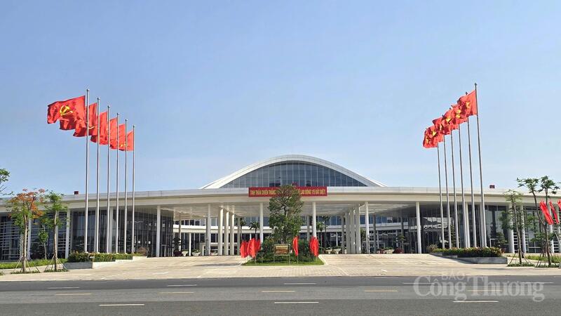 Khu hành chính bắc sông Cấm.