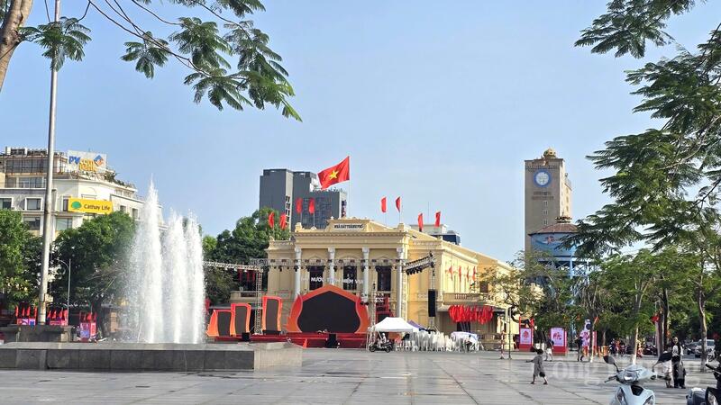 Nhà hát TP. Hải Phòng là địa điểm lý tưởng để nhân dân, du khách đến tham quan, chụp ảnh lưu niệm trong dịp lễ 30/4 và 1/5.