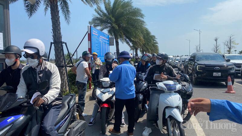 Du khách mua vé tại bến phà Đồng Bài, đặc khu Cát Hải, TP. Hải Phòng trong ngày đầu nghỉ lễ 30/4 và 1/5.