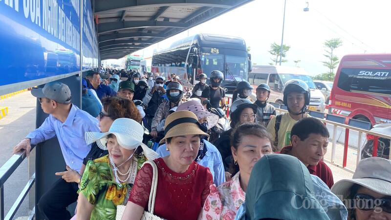 Đến chiều 30/4, lượng du khách đến tham quan đảo Cát Bà đông hơn.