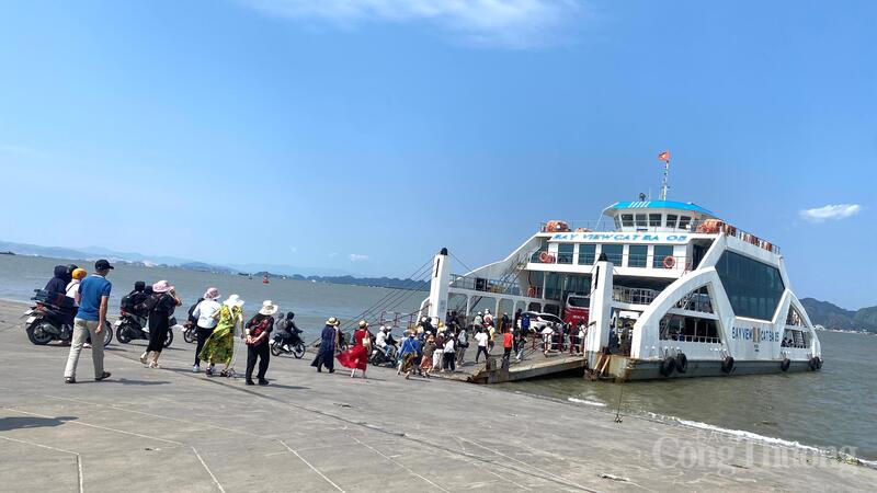 Du khách qua phà Đồng Bài tham quan đảo Cát Bà.