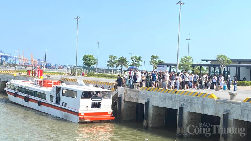 Du khách trong và ngoài nước tham quan đảo Cát Bà trong kỳ nghỉ lễ 30/4 và 1/5.