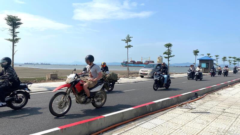 Nhiều du khách lựa chọn di chuyển bằng xe máy tham quan đảo Cát Bà nhanh và thuận tiện hơn.