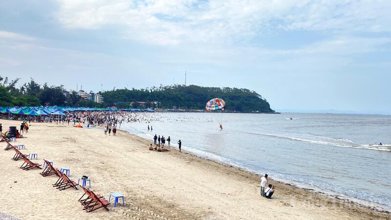 Bãi biển Đồ Sơn thu hút đông đảo nhân dân và du khách trong ngày đầu nghỉ lễ 30/4 và 1/5.