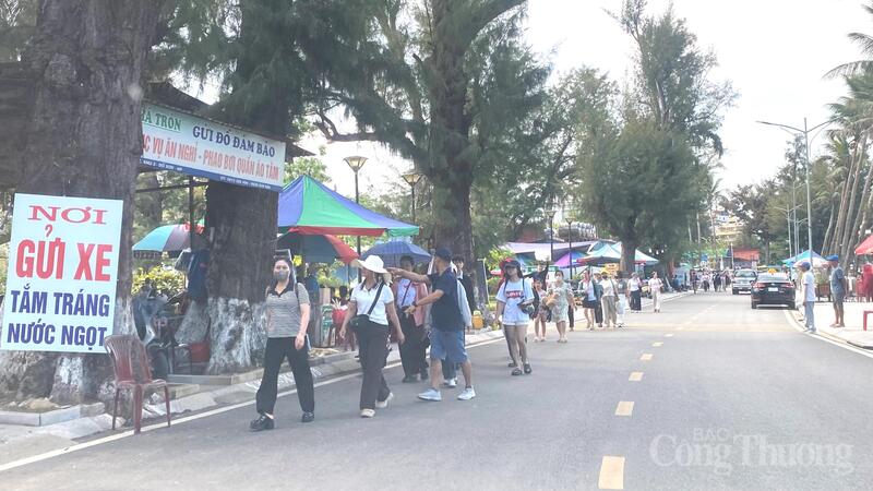 Du khách trải nghiệm kỳ nghỉ lễ tại bãi biển Đồ Sơn.