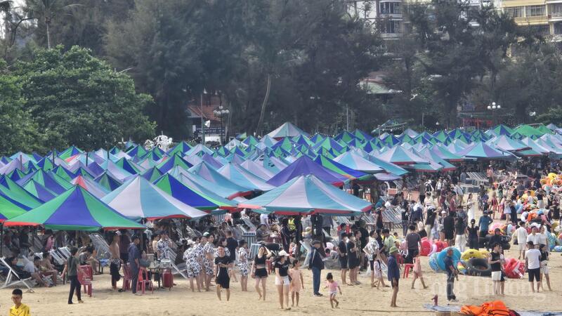 Bãi biển Đồ Sơn chiều 30/4 đông kín du khách tham quan, trải nghiệm.