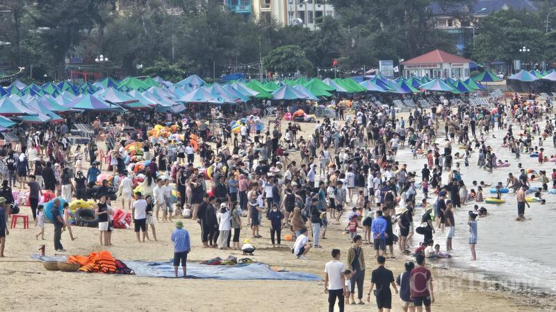 Du khách trải nghiệm kỳ nghỉ lễ tại bãi biển Đồ Sơn.