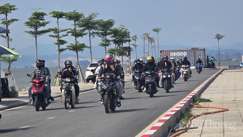 Dòng người đổ về khu du lịch Cát Bà.