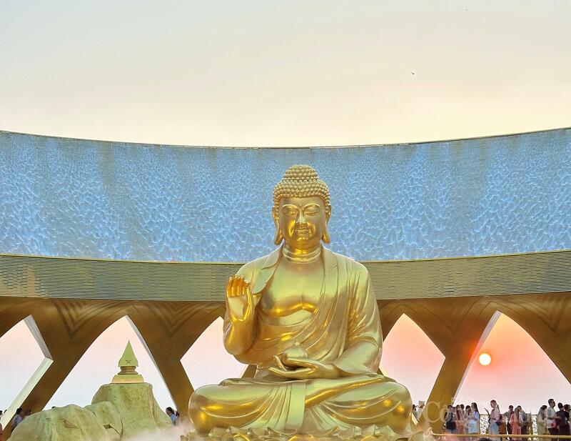 Tôn Tượng Đức Phật Câu Na Hàm Mâu Ni tại trung tâm vườn Ưu Đàm trên đỉnh núi Bà Đen.