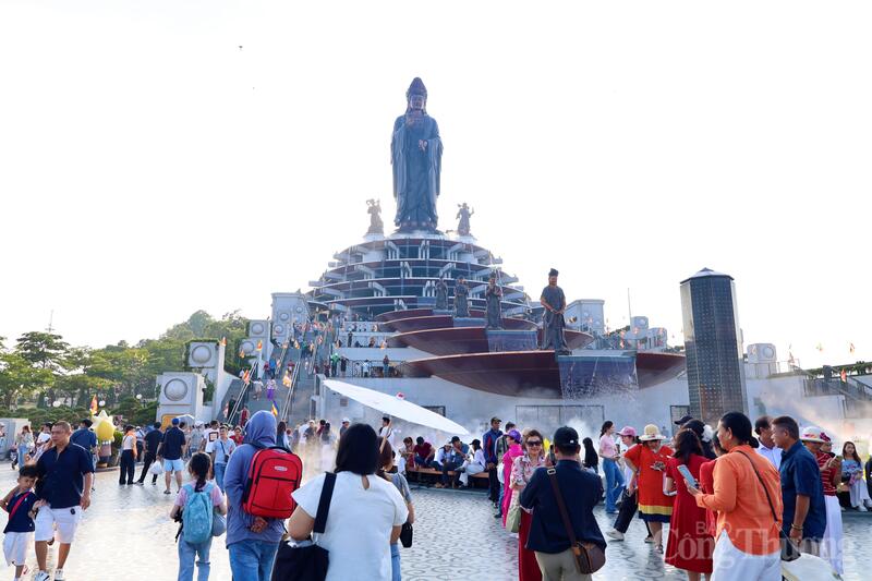 Tượng Phật Bà Tây Bổ Đà Sơn sừng sững giữa nền trời