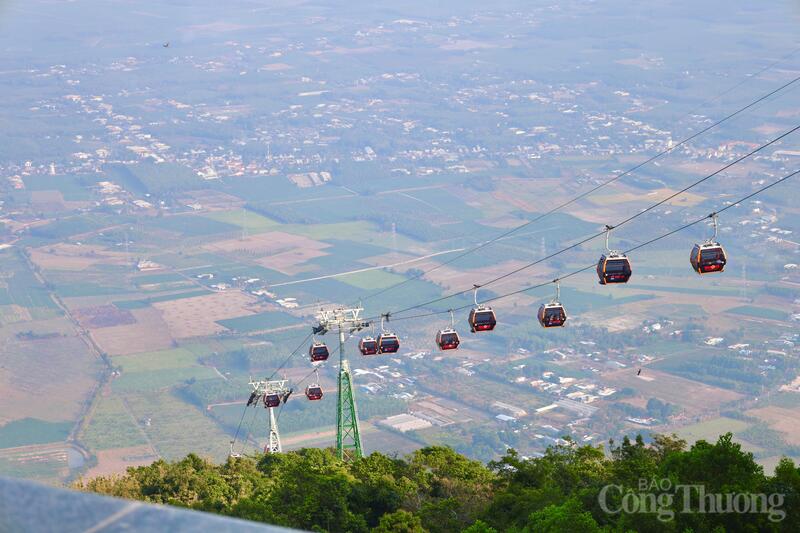 Cáp treo lên đỉnh Núi Bà Đen.