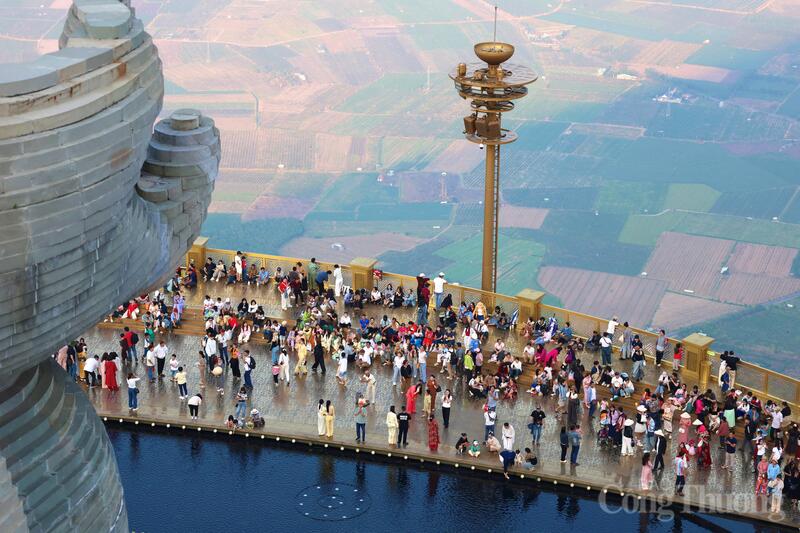 Từ đỉnh núi, dải đồng bằng Tây Ninh trải dài vô tận với những mảng màu xanh - nâu.