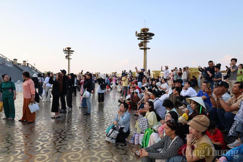 Du khách tập trung xem màn trình diễn nhạc nước dưới Tôn Tượng Phật Di Lặc.