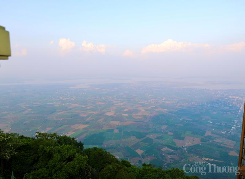 Cũng từ đỉnh núi, phóng tầm mắt ra xa có thể nhìn thấy Hồ Dầu Tiếng