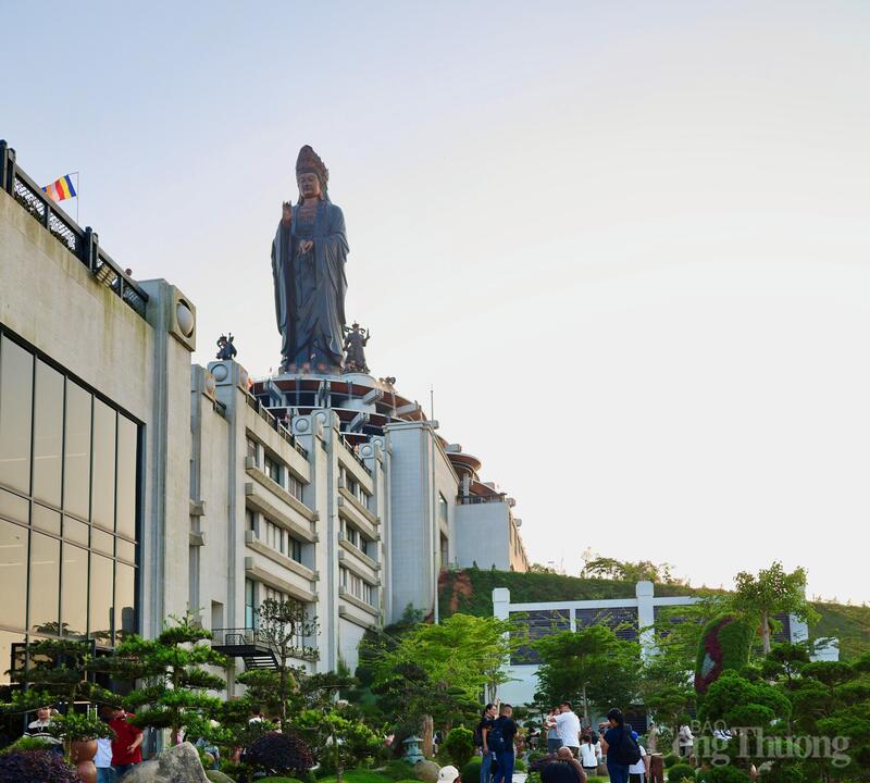 Tượng Phật Bà nhìn từ Vườn Vô ngã