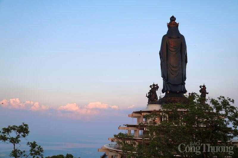 Hoàng hôn phía sau tượng Phật Bà...