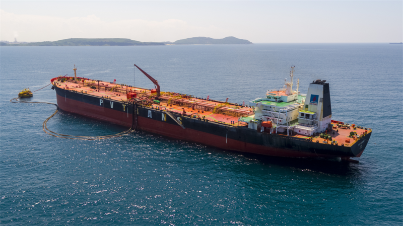 Cùng với hoàn thiện cơ chế, chính sách, Quảng Ngãi đặc biệt chú trọng hỗ trợ, thúc đẩy tiến độ các dự án công nghiệp quy mô lớn, có tác động lan tỏa. Ảnh: Nguyễn Dương