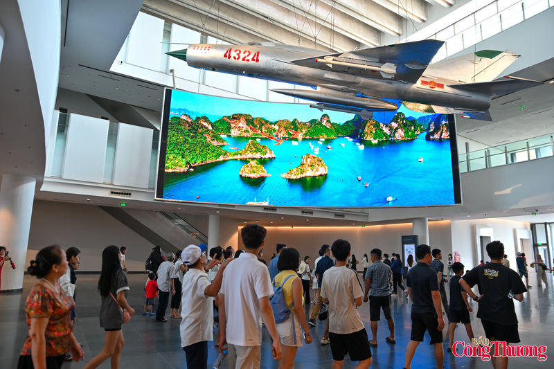 Điểm đến thu hút sự quan tâm đặc biệt nhất trong ngày 30/4 chính là Bảo tàng Lịch sử Quân sự Việt Nam.