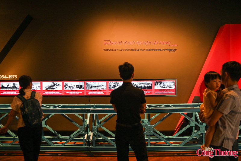 Giữa dòng chảy hối hả của nhịp sống đương đại, việc người dân Thủ đô lựa chọn các không gian lịch sử để kỷ niệm ngày 30/4 cho thấy tình yêu quê hương, đất nước luôn là dòng chảy bất tận trong trái tim mỗi người Việt Nam.